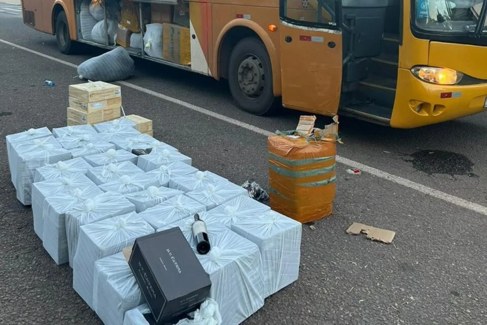 Imagem Ilustrando a Notícia: Ônibus que transportava vinhos importados é apreendido pela PRF