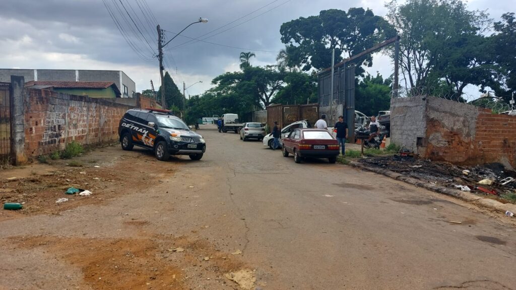 Imagem Ilustrando a Notícia: Detran-GO inicia operação para retirar veículos abandonados de Goiânia