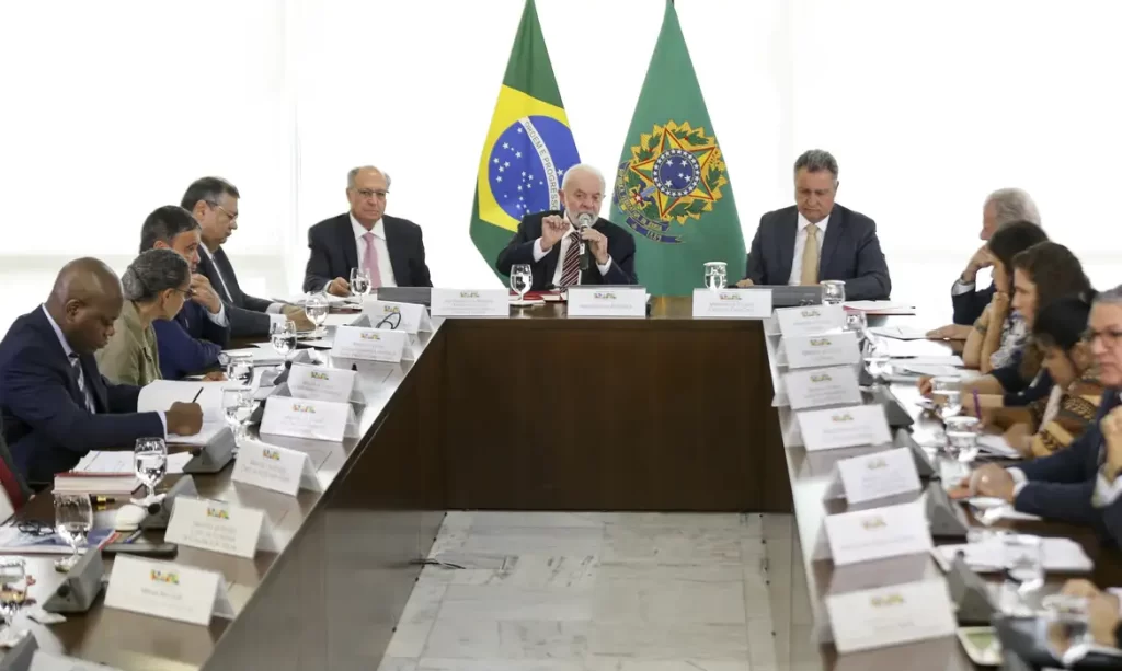 Imagem Ilustrando a Notícia: Lula defende uso do poder da máquina pública contra garimpo ilegal