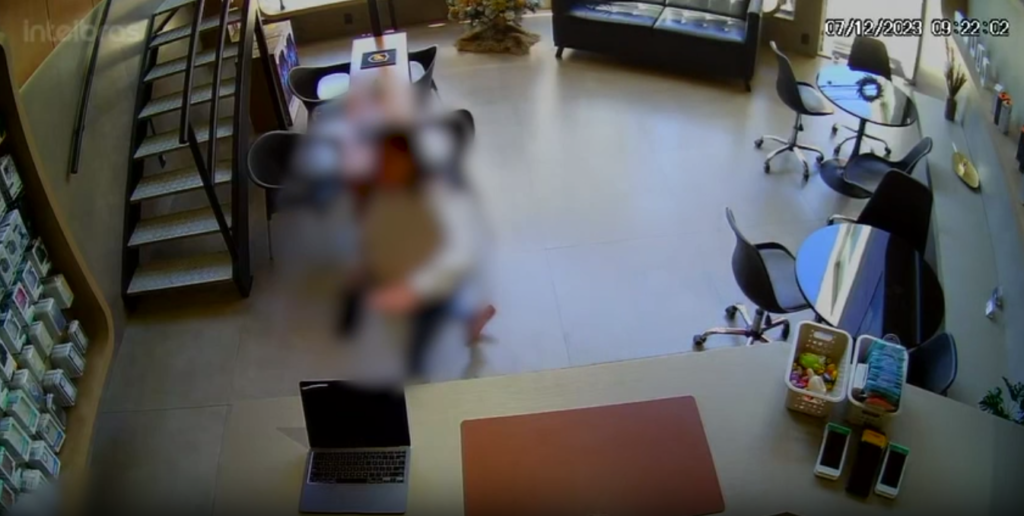 Imagem Ilustrando a Notícia: Mulher é filmada roubando computadores e celulares em Anápolis; veja vídeo
