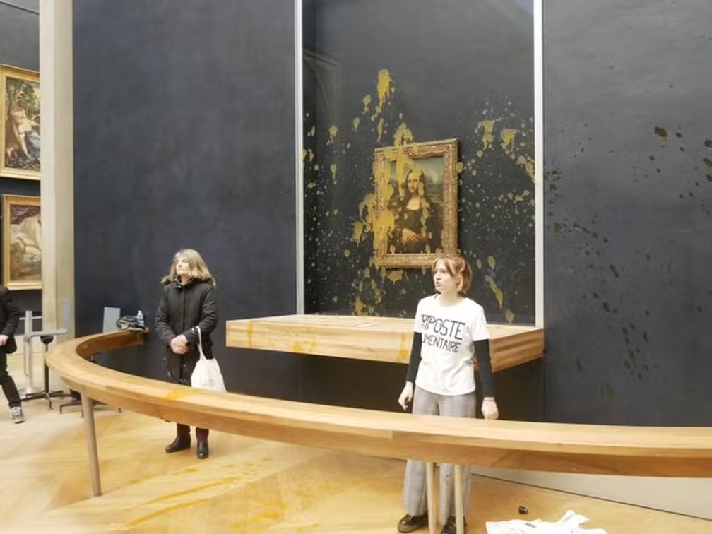 Imagem Ilustrando a Notícia: Manifestantes jogam sopa na pintura ‘Mona Lisa’ no Louvre; assista