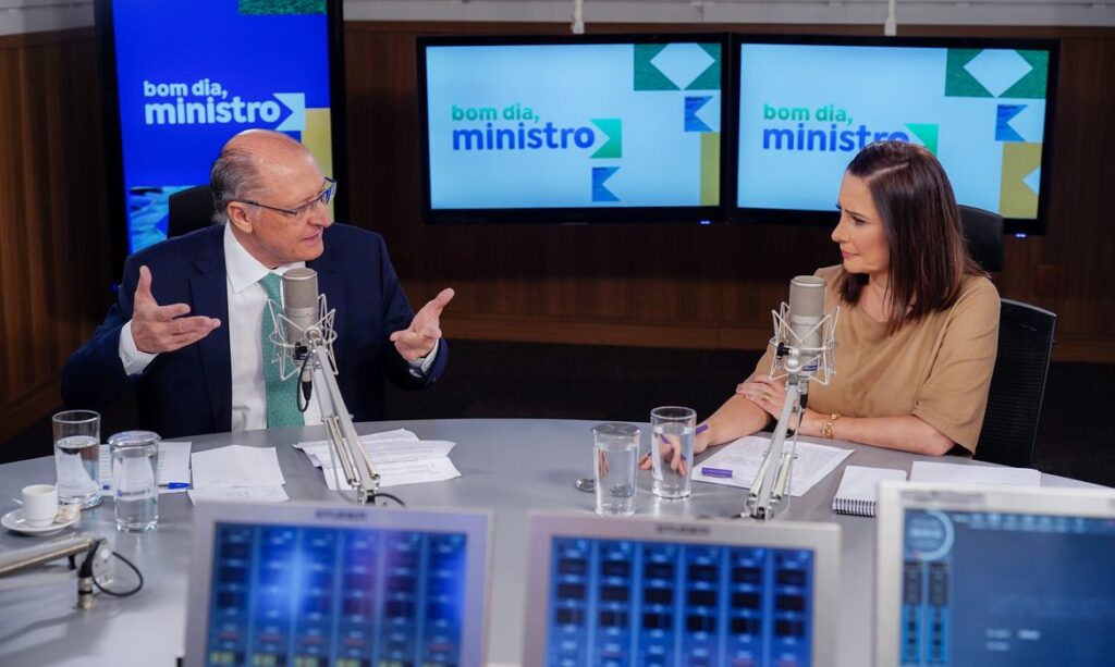 Imagem Ilustrando a Notícia: Alckmin diz que setor automotivo investirá R$ 100 bilhões até 2029