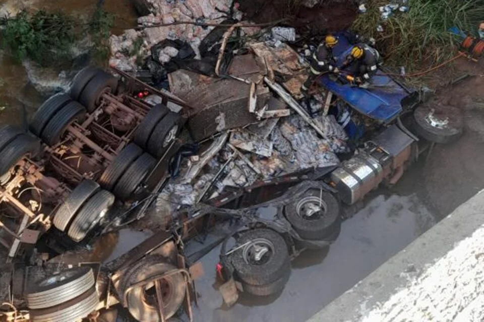 Imagem Ilustrando a Notícia: Caminhão com carga de arroz sai da pista, tomba de ponte e deixa vítima presa nas ferragens