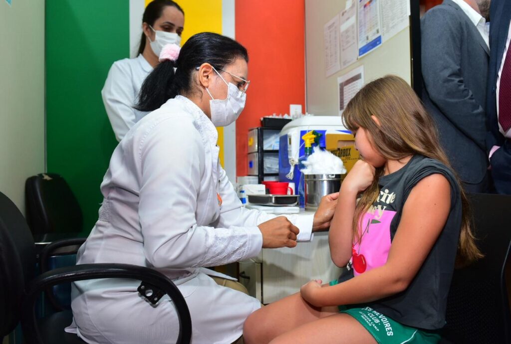 Imagem Ilustrando a Notícia: Menina de 10 anos toma vacina da dengue e convida colegas a receberem o imunizante