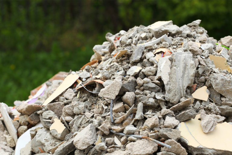Imagem Ilustrando a Notícia: 86% dos resíduos da construção civil são descartados de forma irregular em Goiás