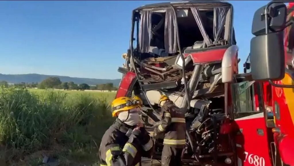 Imagem Ilustrando a Notícia: Acidente na BR-060 entre caminhão e ônibus deixa 16 feridos em Guapó