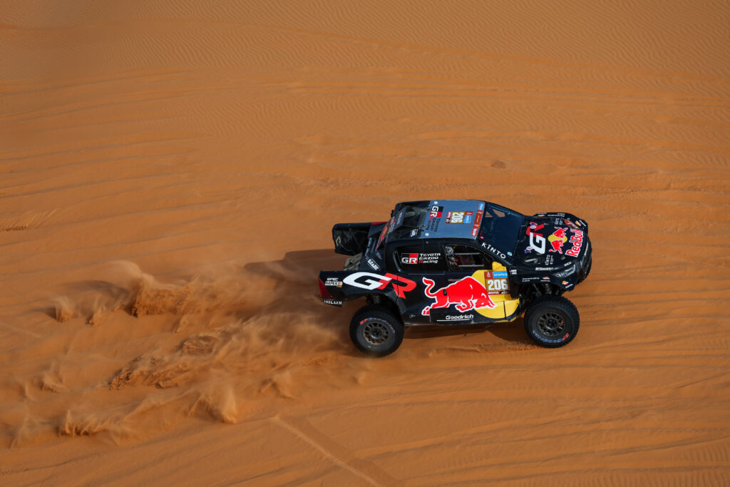 Imagem Ilustrando a Notícia: Lucas Moraes é top 4 no primeiro dia do Rally de Abu Dhabi