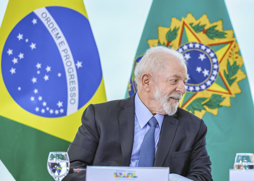 Imagem Ilustrando a Notícia: Governo Lula formaliza projeto de reoneração gradual da folha de 17 setores  