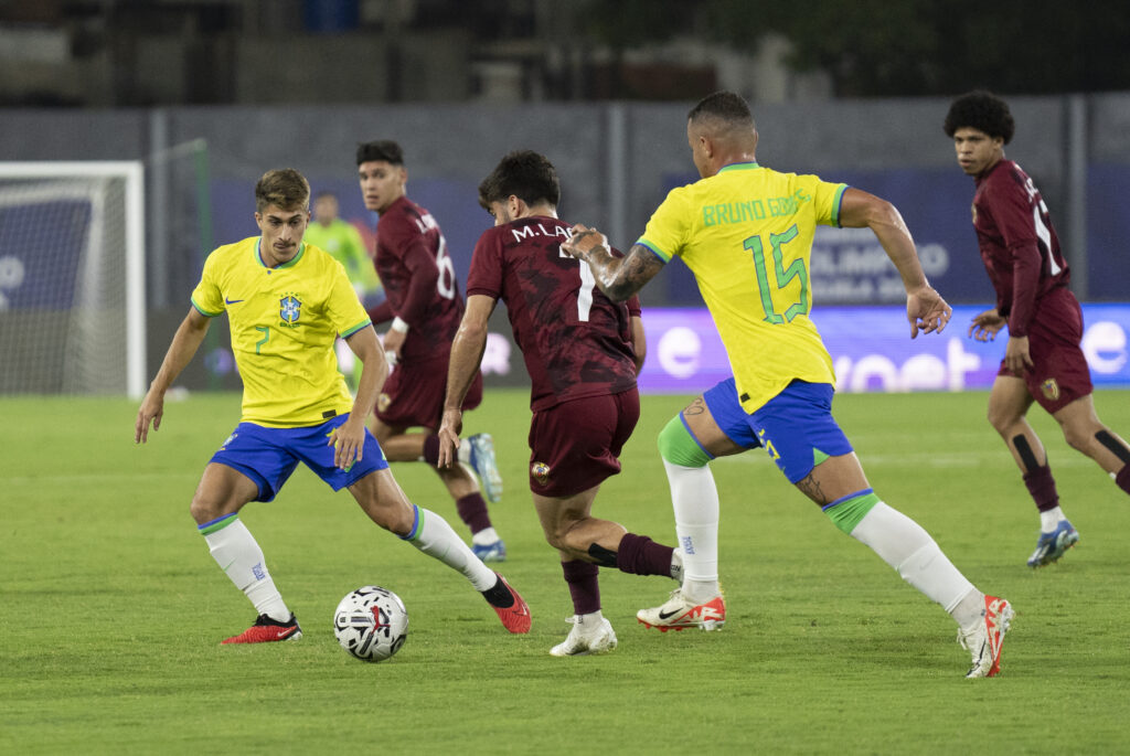 Imagem Ilustrando a Notícia: Brasil joga mal contra Venezuela e ambas as equipes se classificam para próxima etapa  do Pré-Olímpico 
