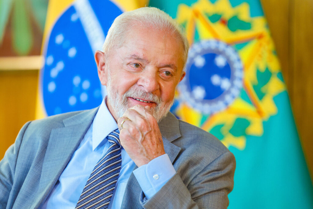 Imagem Ilustrando a Notícia: Em entrevista, Lula avalia pedidos de anistia feitos por Bolsonaro como ‘confissão de crime’ 
