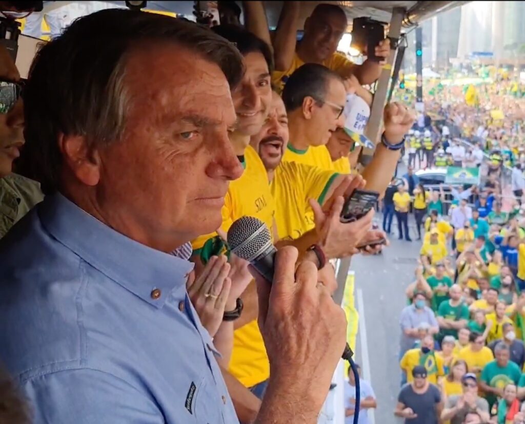 Imagem Ilustrando a Notícia: Ato pró-Bolsonaro testa paciência do STF e influência do ex-presidente 