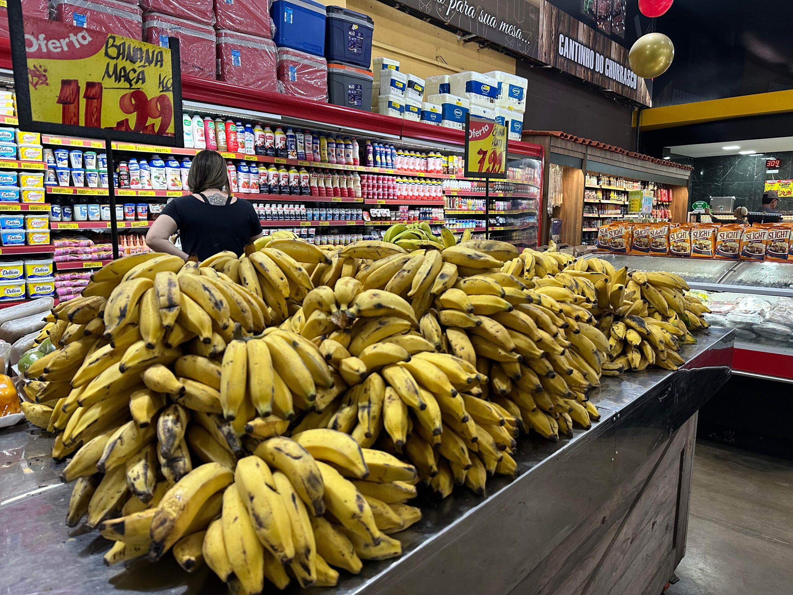Imagem Ilustrando a Notícia: Preço da banana tem aumento, mas consumidor não deixa de comer a fruta