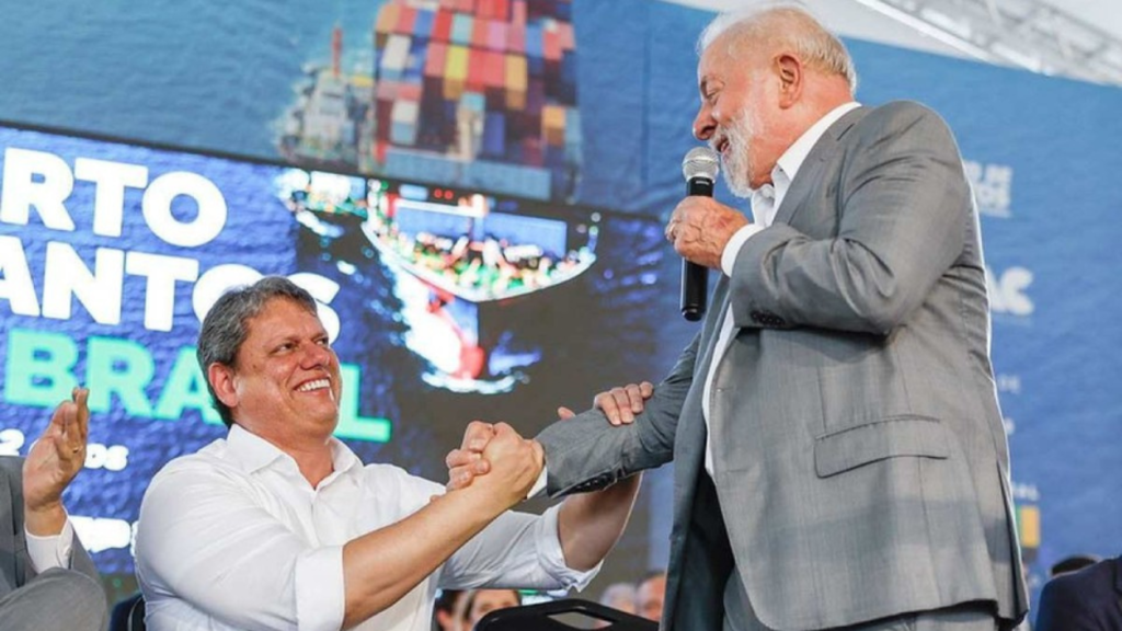 Imagem Ilustrando a Notícia: Em evento, Lula defende Tarcísio de vaias: ‘O governador merece ser tratado com muito respeito’ 