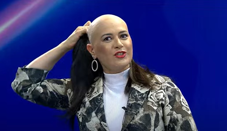 Imagem Ilustrando a Notícia: Em tratamento de câncer, jornalista da TV Brasil Central tira peruca ao vivo para representar pacientes oncológicos