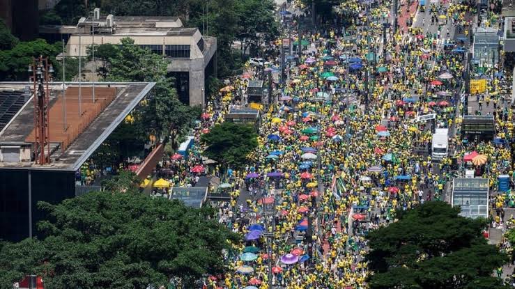Imagem Ilustrando a Notícia: Bolsonaro pede anistia para presos por atos golpistas em ato na Paulista