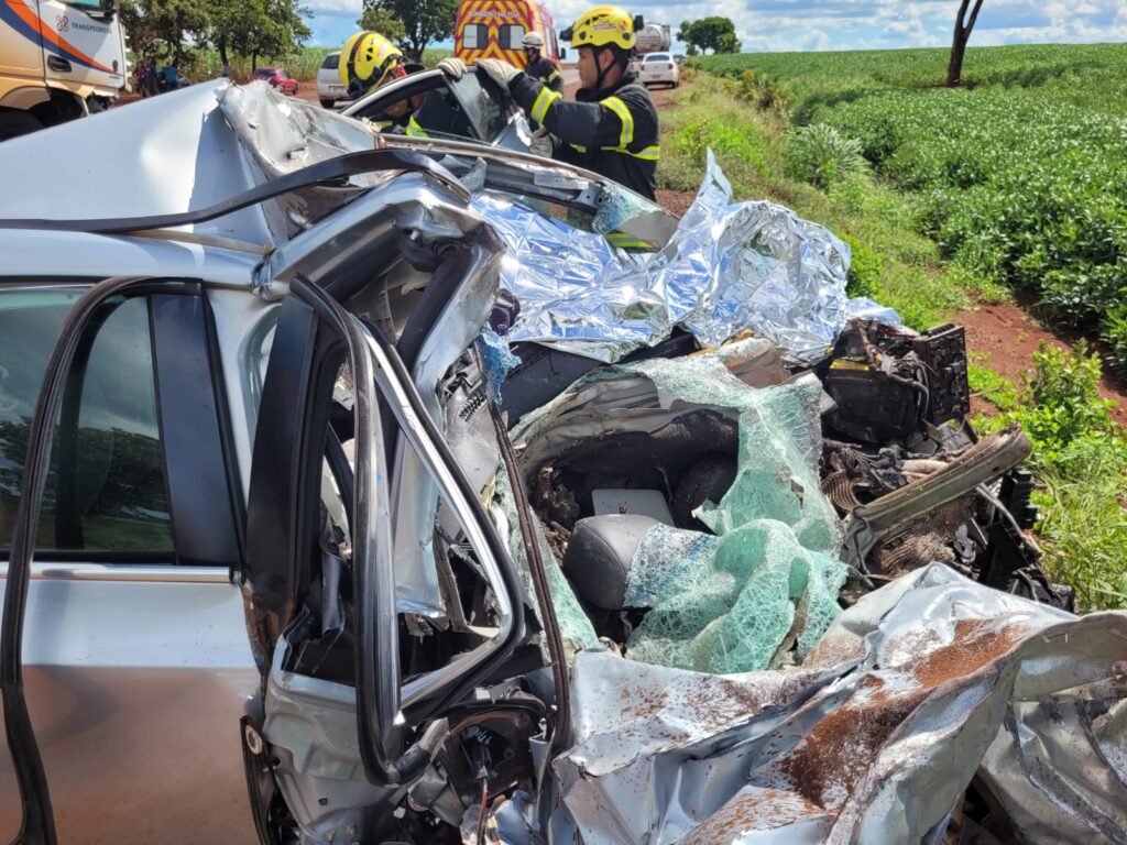 Imagem Ilustrando a Notícia: Acidente entre carro e caminhão na GO-206 deixa três pessoas mortas