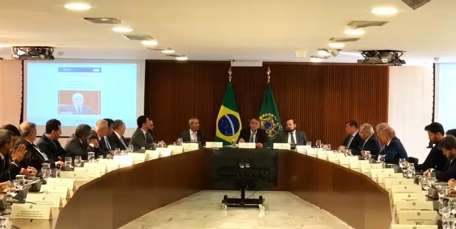 Imagem Ilustrando a Notícia: Em vídeo, Bolsonaro sugere obter apoio da OAB contra o sistema eleitoral 