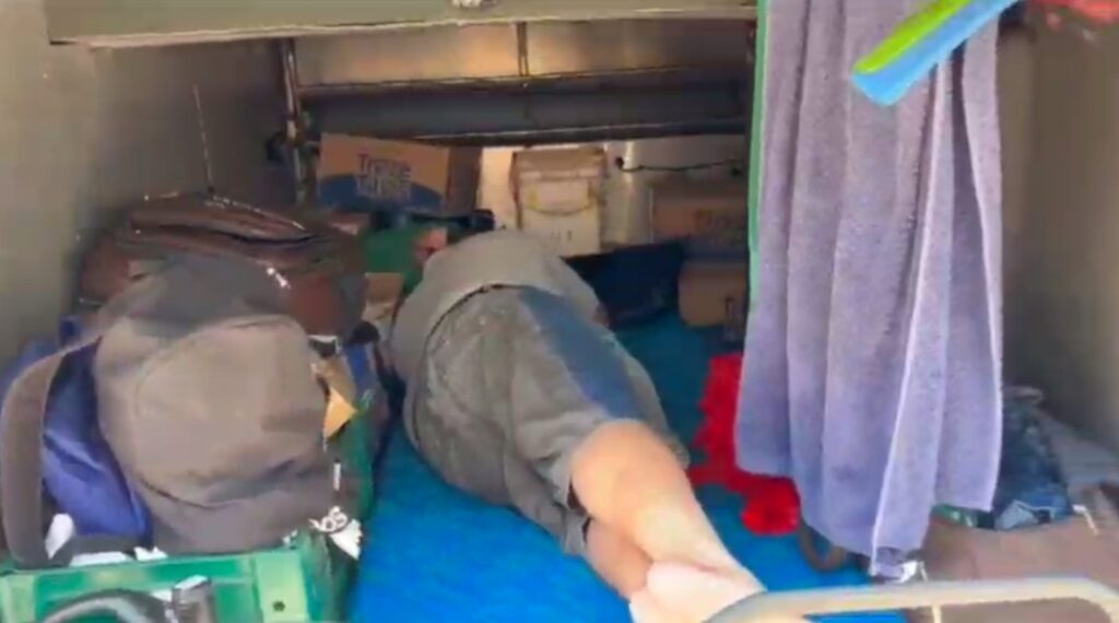 Imagem Ilustrando a Notícia: Motorista é flagrado dormindo em bagageiro de ônibus em Porangatu