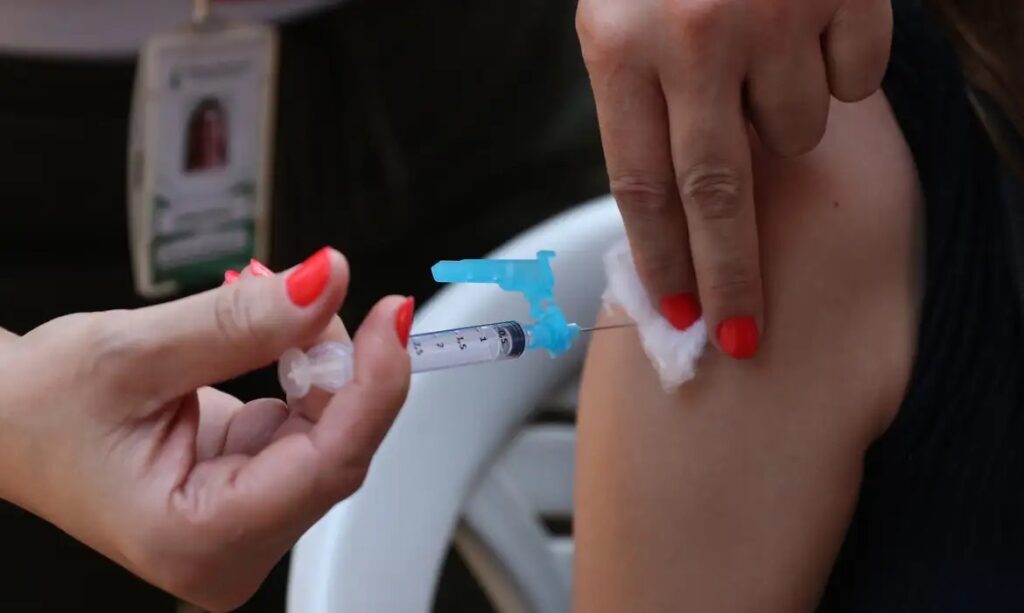 Imagem Ilustrando a Notícia: Goiás começa a vacinar contra a dengue nesta quinta