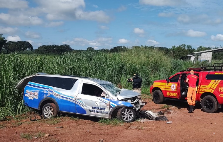 Imagem Ilustrando a Notícia: Agente funerário morre em acidente durante transporte de corpo em Goiás