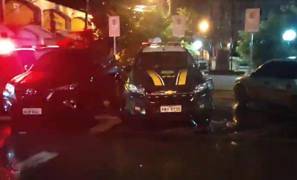 Imagem Ilustrando a Notícia: PRF prende homem conduzindo carro de luxo com placa clonada de veículo oficial em Anápolis