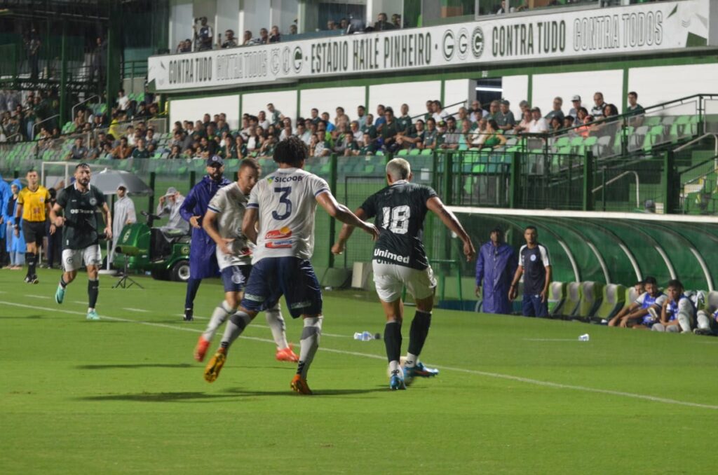 Imagem Ilustrando a Notícia: Goiás vence Goianésia por 3 a 0, e continua invicto no Goianão