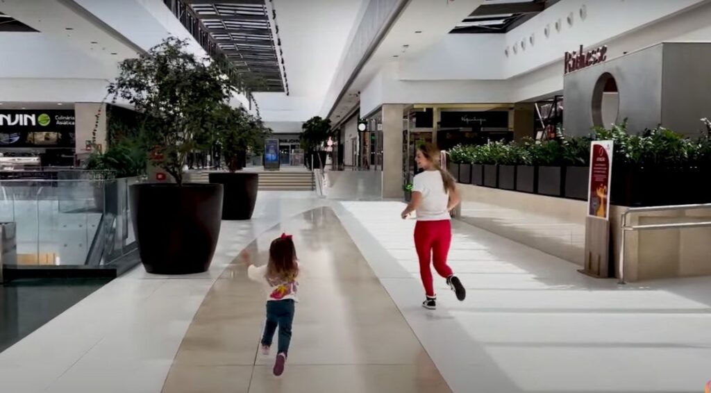 Imagem Ilustrando a Notícia: Shopping abre mais cedo para Virginia Fonseca fazer compras com filha