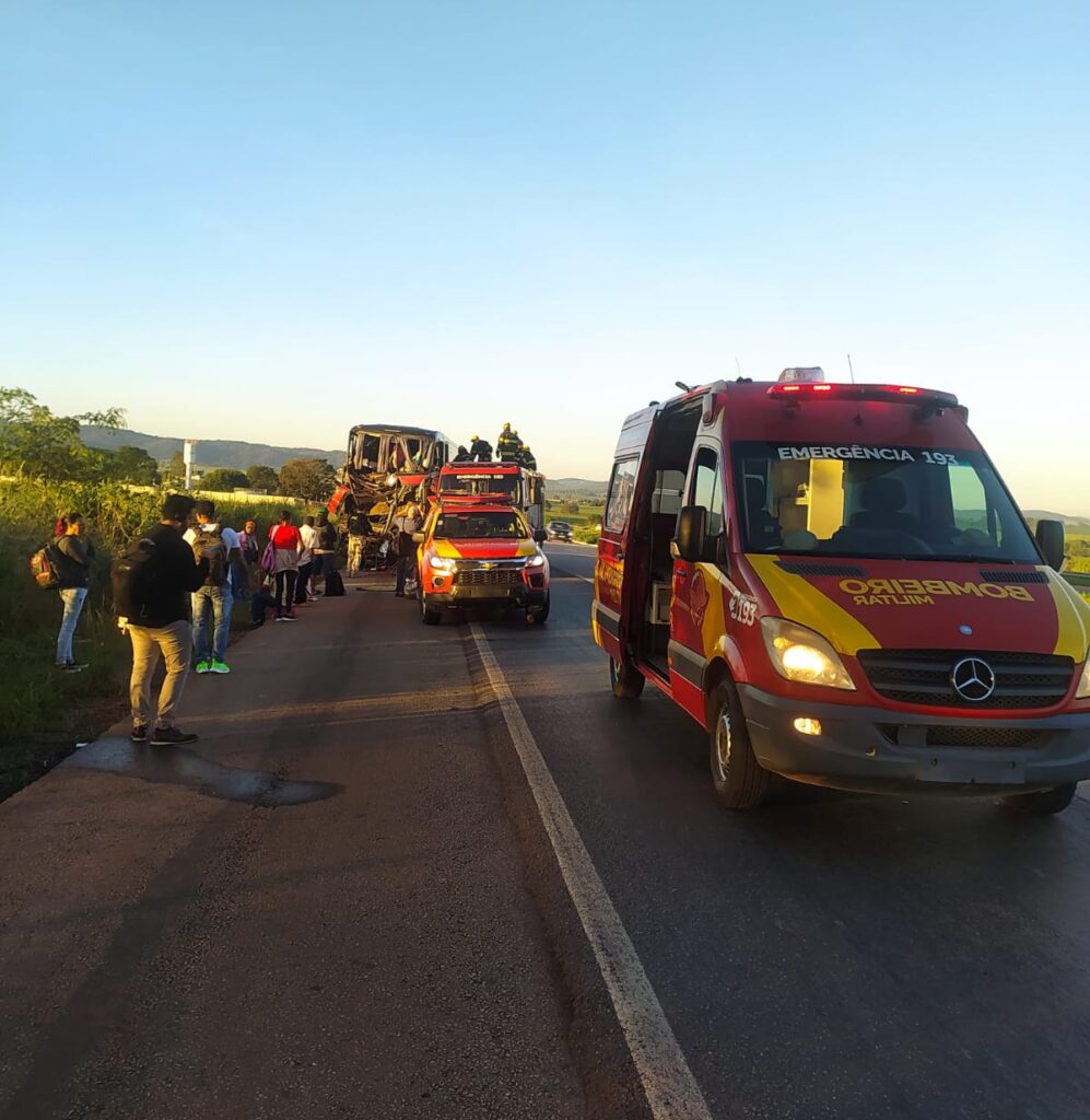 Imagem Ilustrando a Notícia: Acidente entre ônibus e caminhão deixa 16 pessoas feridas na BR-060
