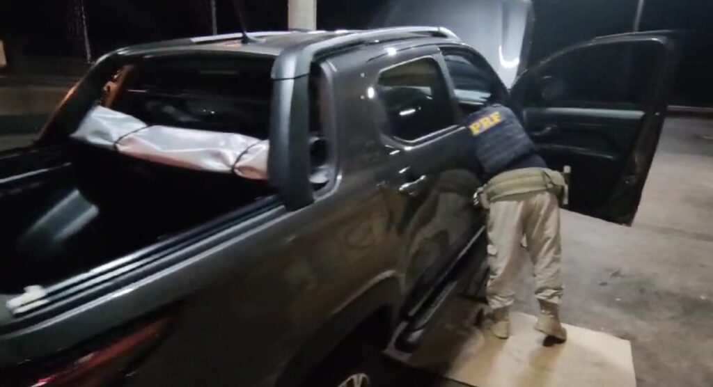 Imagem Ilustrando a Notícia: PRF prende empresário com veículo roubado e clonado, em Morrinhos