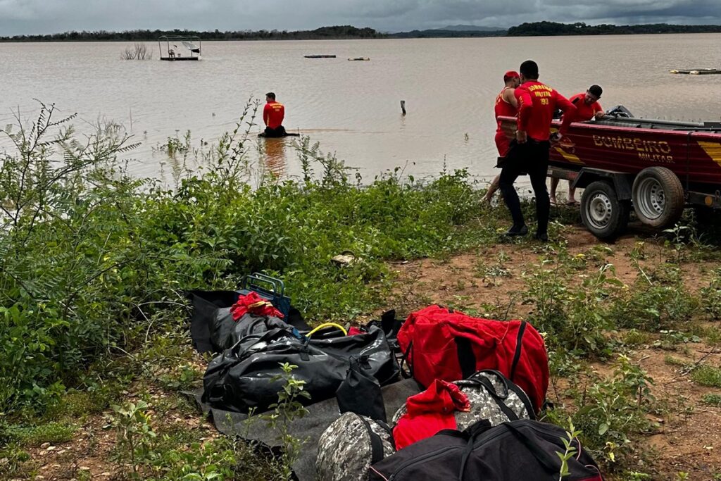 Imagem Ilustrando a Notícia: Bombeiros encontram segundo pescador desaparecido no Lago Serra da Mesa, em Uruaçu