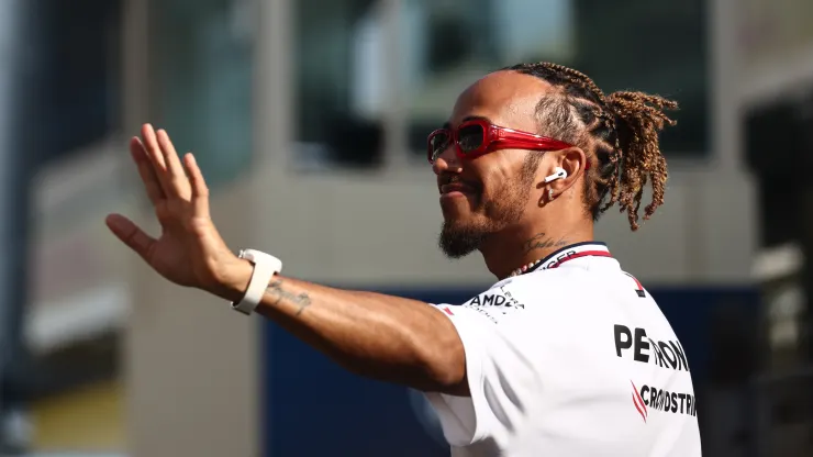 Imagem Ilustrando a Notícia: Após rompimento com Mercedes, Lewis Hamilton defende Ferrari a partir de 2025