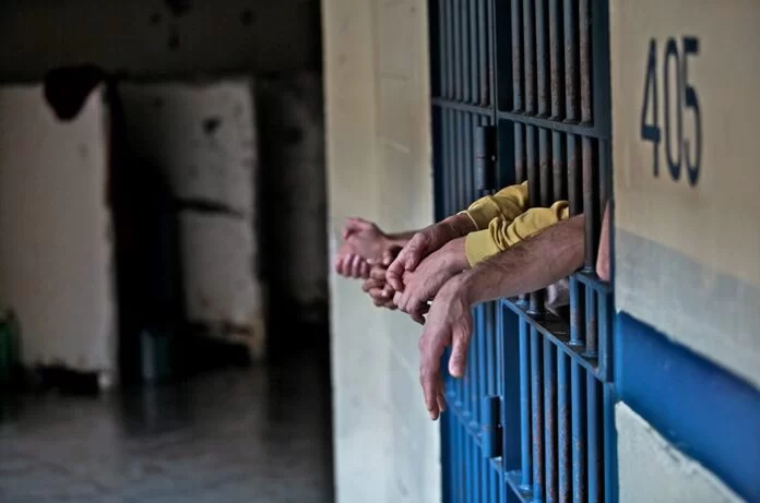 Imagem Ilustrando a Notícia: Comissão do Senado analisa projeto que extingue benefício para presos