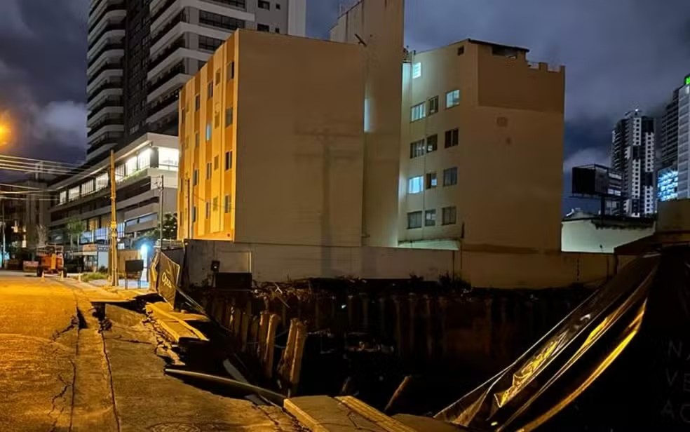 Imagem Ilustrando a Notícia: Seinfra libera rua que desabou e causou evacuação de moradores no Setor Marista
