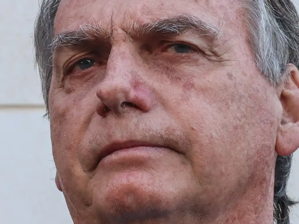 Imagem Ilustrando a Notícia: Defesa de Bolsonaro pede novo acesso às provas antes de depoimento