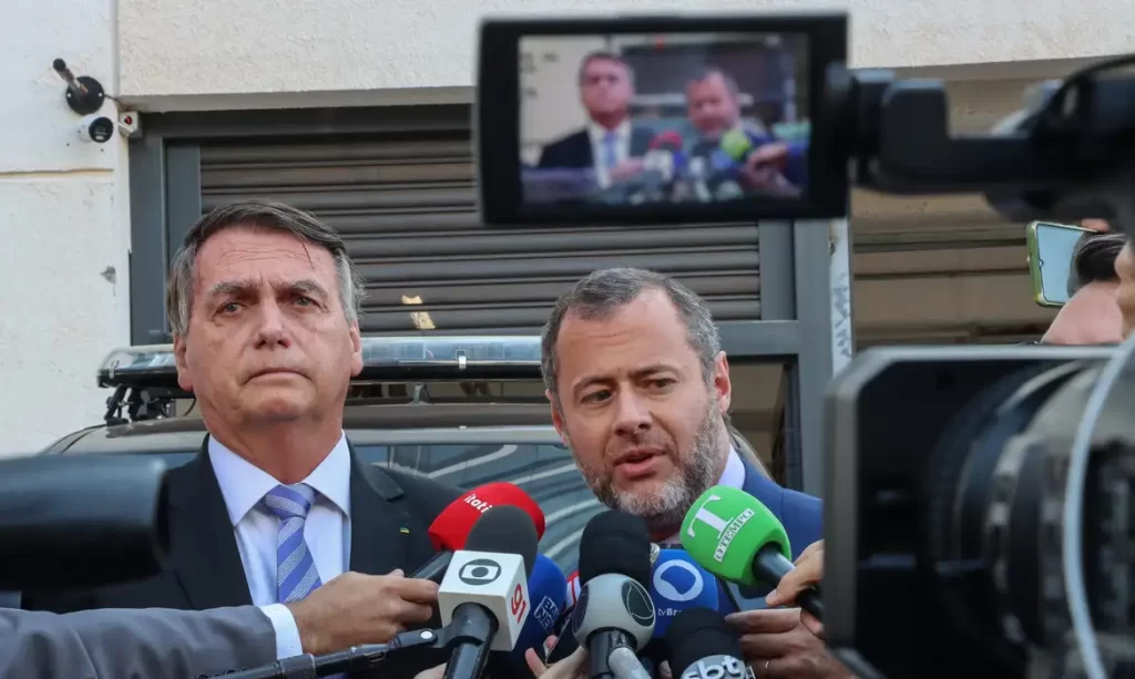 Imagem Ilustrando a Notícia: Defesa de Bolsonaro pede ao Supremo que passaporte seja devolvido