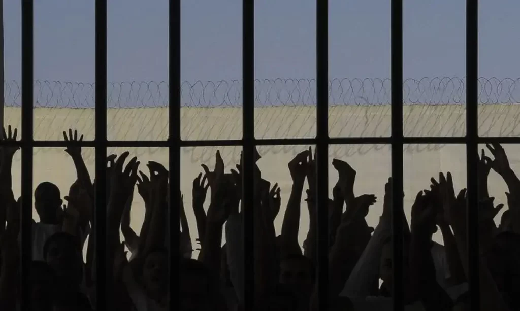 Imagem Ilustrando a Notícia: Senado aprova fim da “saidinha” de presos em feriados, mas mantém autorização para estudo fora da prisão
