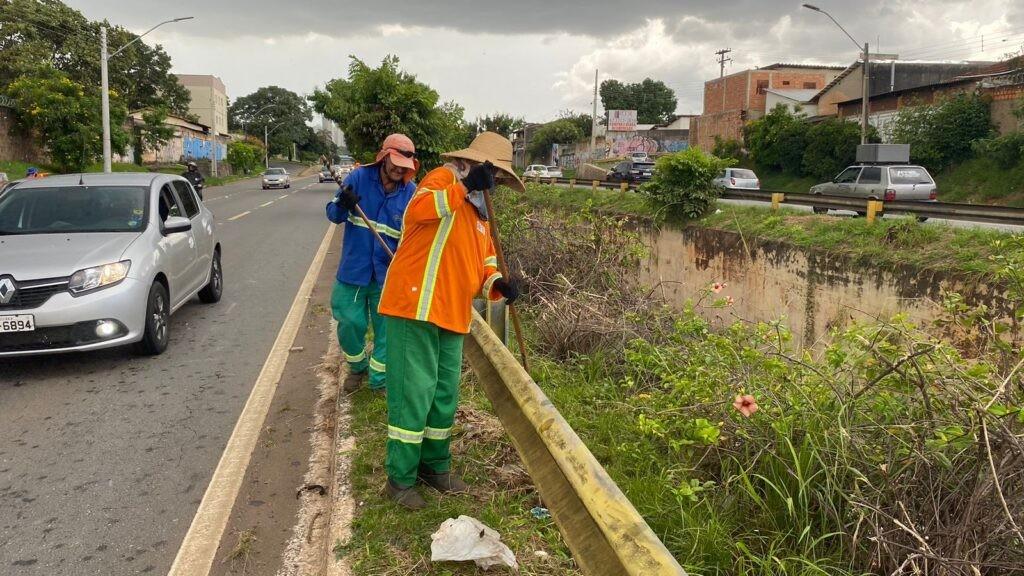 Imagem Ilustrando a Notícia: Prefeitura faz roçagem e limpeza na Marginal Botafogo