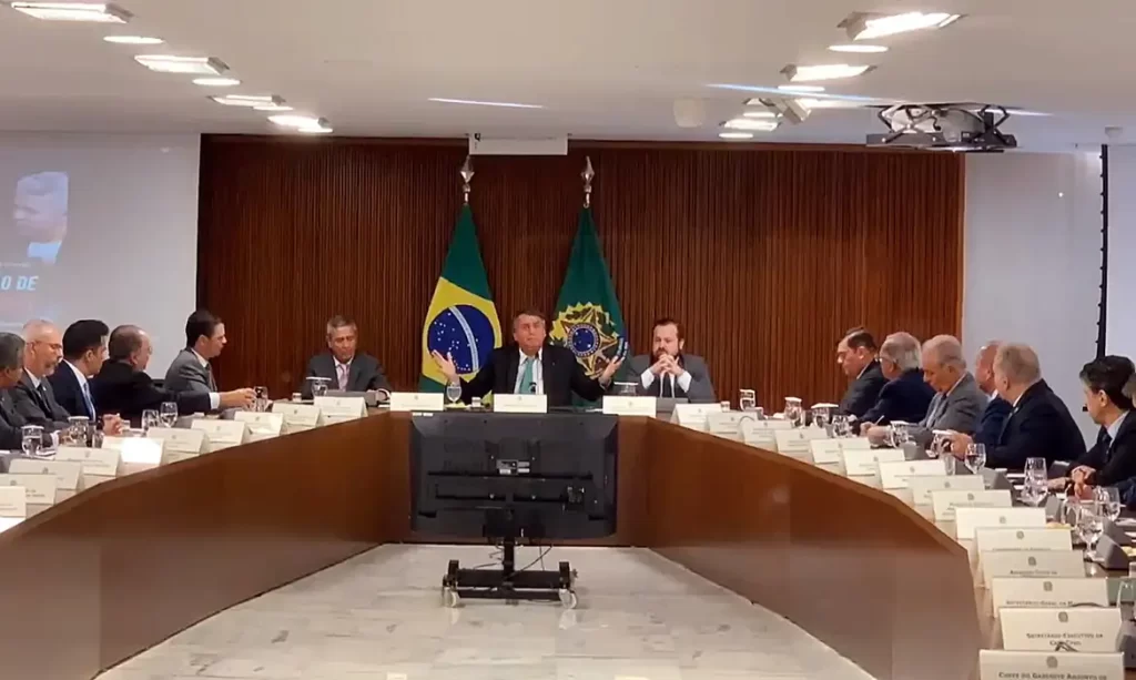 Imagem Ilustrando a Notícia: Em vídeo, Bolsonaro orienta ministros a questionar urnas; assista