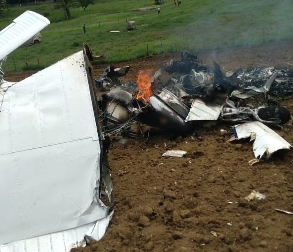 Imagem Ilustrando a Notícia: Piloto morre em queda de avião de pequeno porte na zona rural da Bahia
