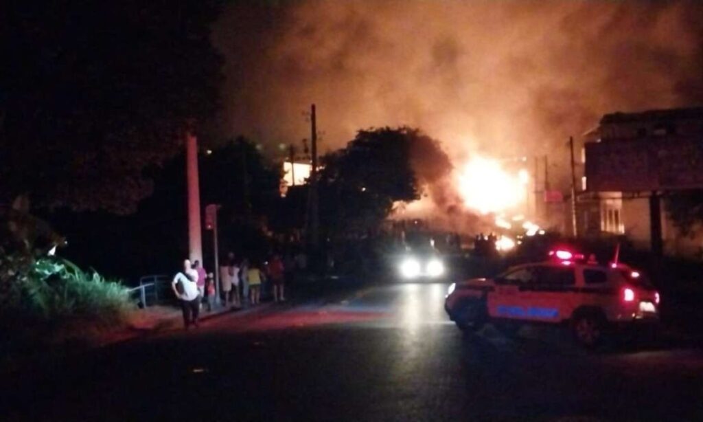 Imagem Ilustrando a Notícia: Caminhão-tanque tomba e incendeia casas em Belo Horizonte