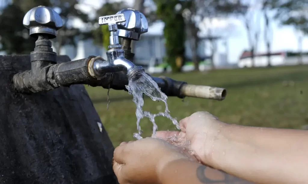 Imagem Ilustrando a Notícia: Falta de acesso à água potável atinge 33 milhões de pessoas no Brasil