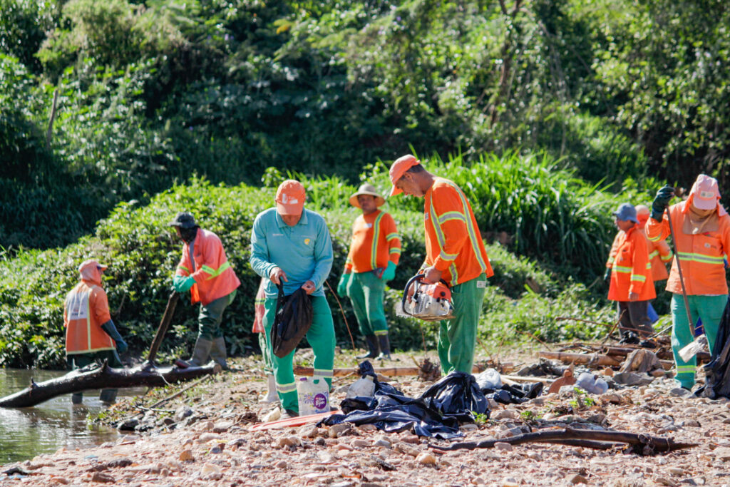 Imagem Ilustrando a Notícia: Expedição retira 96 toneladas de lixo do Rio Meia Ponte, em Goiânia