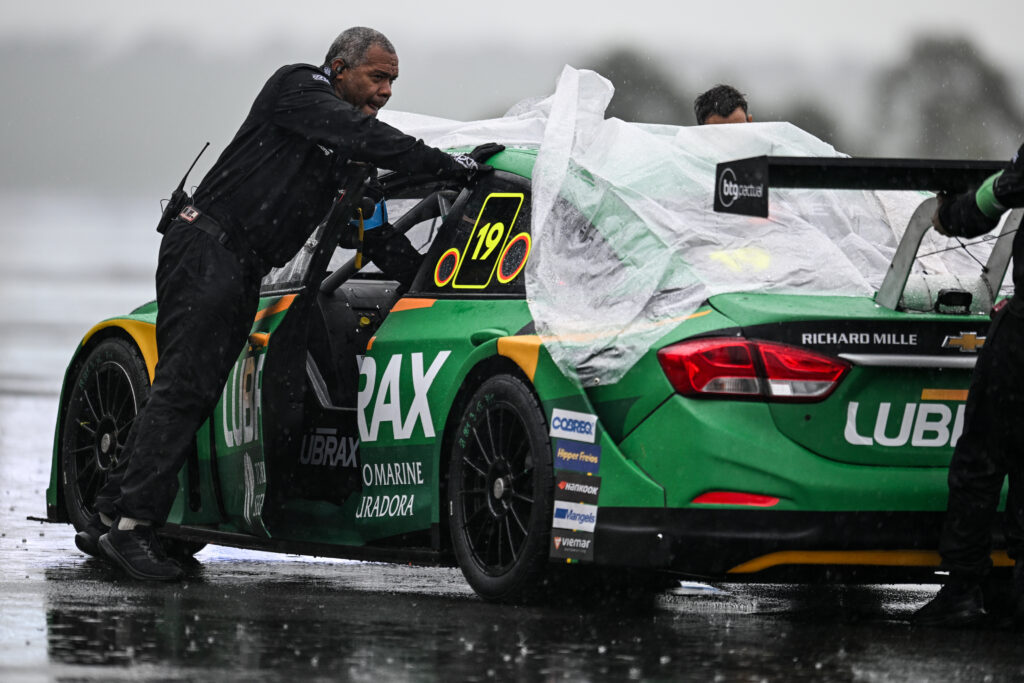 Imagem Ilustrando a Notícia: Sob chuva incessante, Stock Car suspende corrida no Velocitta