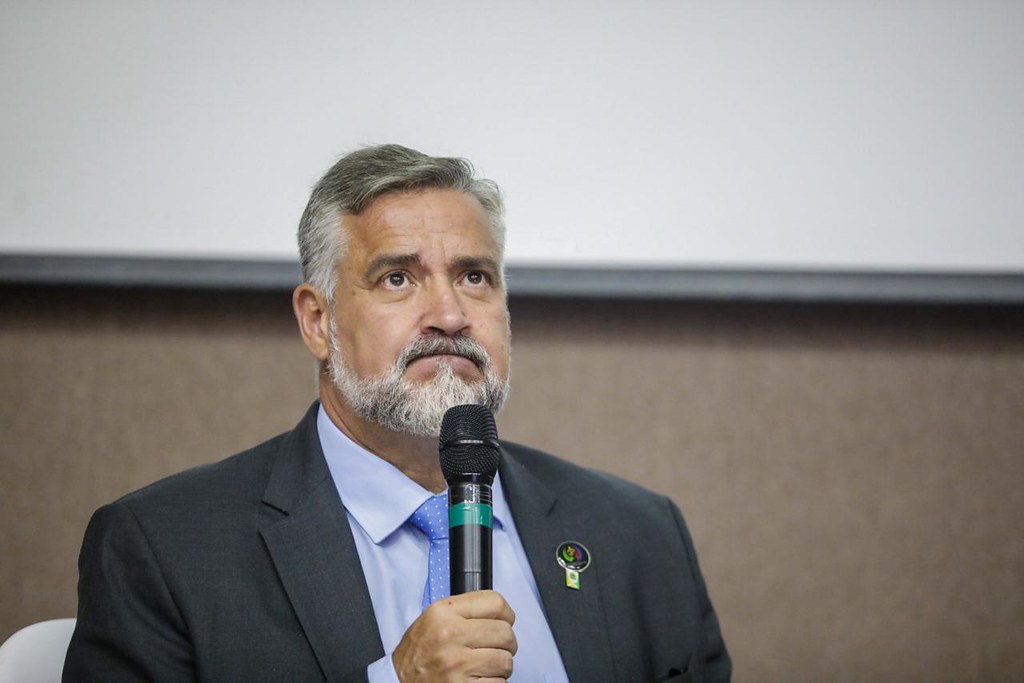 Imagem Ilustrando a Notícia: Paulo Pimenta avalia queda de Lula na pesquisa Quaest: ‘Não vamos mudar nossa opinião’