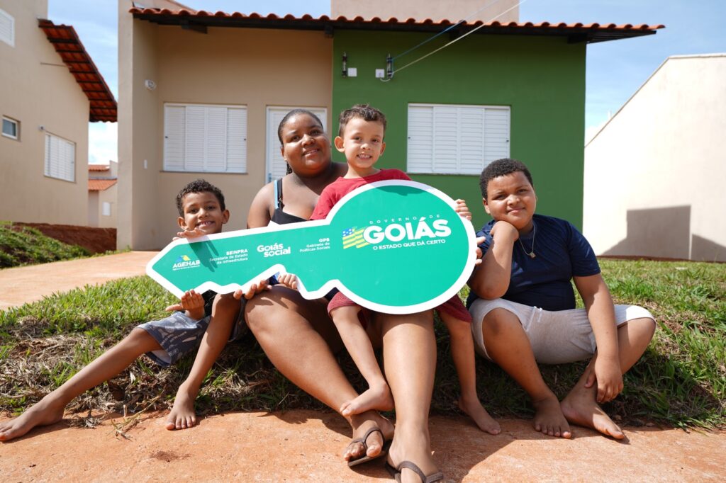 Imagem Ilustrando a Notícia: Agehab e Seinfra entregam casas a custo zero em Palmeiras de Goiás