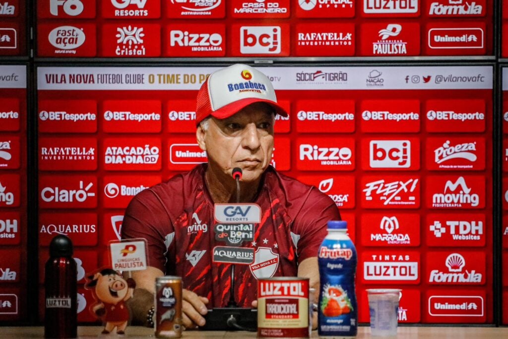Imagem Ilustrando a Notícia: Márcio Fernandes é anunciado como técnico do Vila Nova e promete: “Ultrapassar os obstáculos”