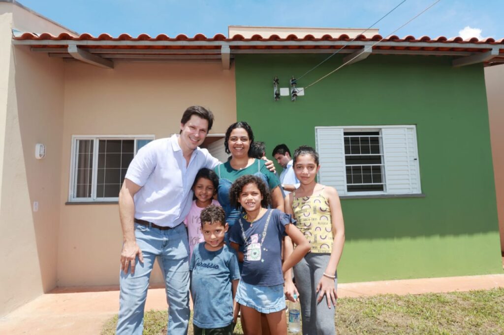 Imagem Ilustrando a Notícia: Governo de Goiás entrega 30 casas custo zero em Chapadão do Céu