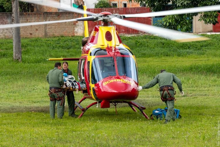 Imagem Ilustrando a Notícia: Transporte aéreo: mulher sofre fratura exposta e criança tem perna decepada em acidente de trânsito, em Itapuranga