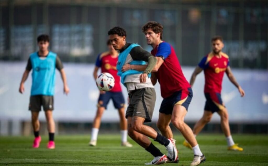 Imagem Ilustrando a Notícia: Seguindo os passos do pai, filho de Ronaldinho treina com time principal do Barcelona