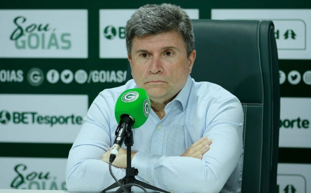 Imagem Ilustrando a Notícia: Goiás anuncia oficialmente a contratação de seu novo treinador e diretor de futebol